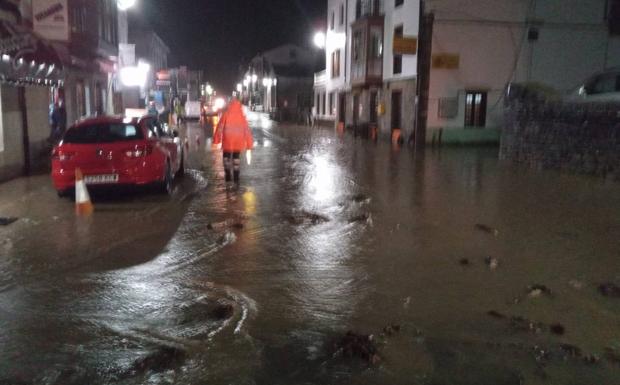 Los vecinos de Ontaneda evitaron que el agua entrara en sus casas colocando barreras