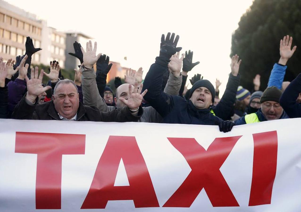 Madrid afronta este miércoles la tercera jornada de la huelga indefinida convocada por los taxistas de la región. La mayor concentración tiene lugar en las inmediaciones del recinto ferial de Ifema, donde se inaugura Fitur, la feria más importante de la capital a la que se prevé que asistan más de 250.000 visitantes.