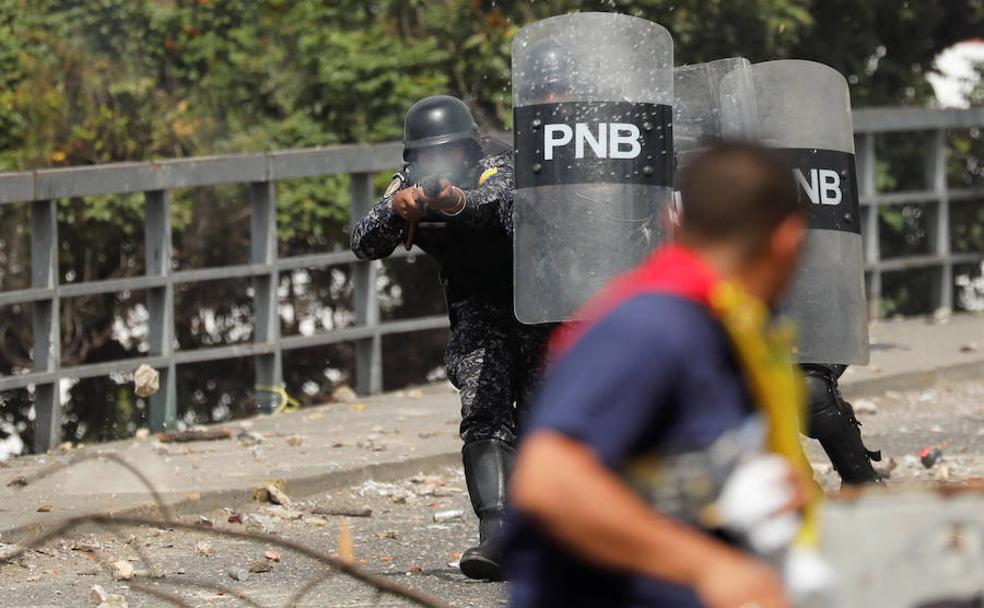 Un oficial de la Policía Nacional dispara balas de goma durante una protesta contra el gobierno del presidente venezolano Nicolás Maduro en Caracas, Venezuela.