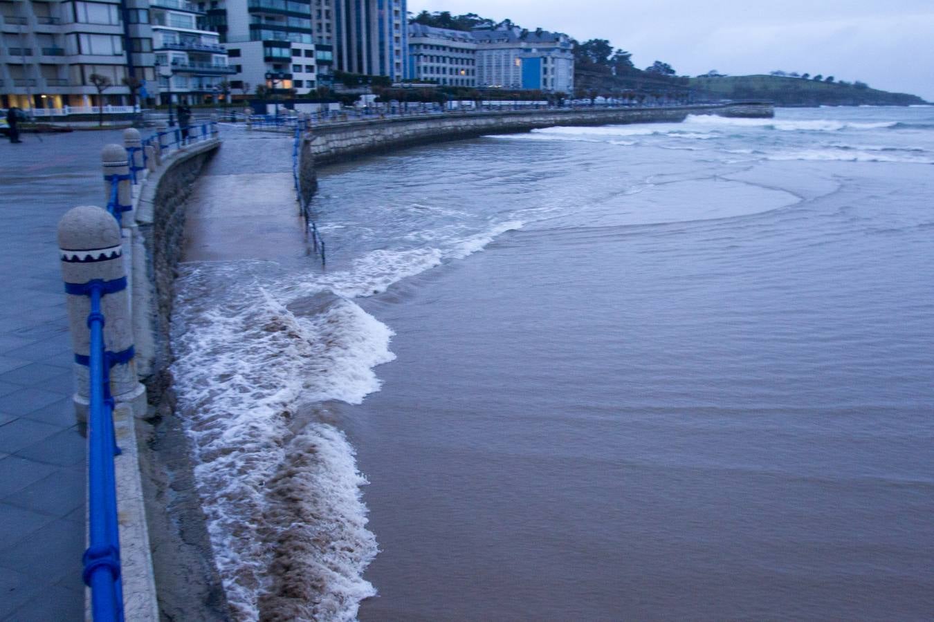 Fotos: Fuerte oleaje este miércoles en Santander