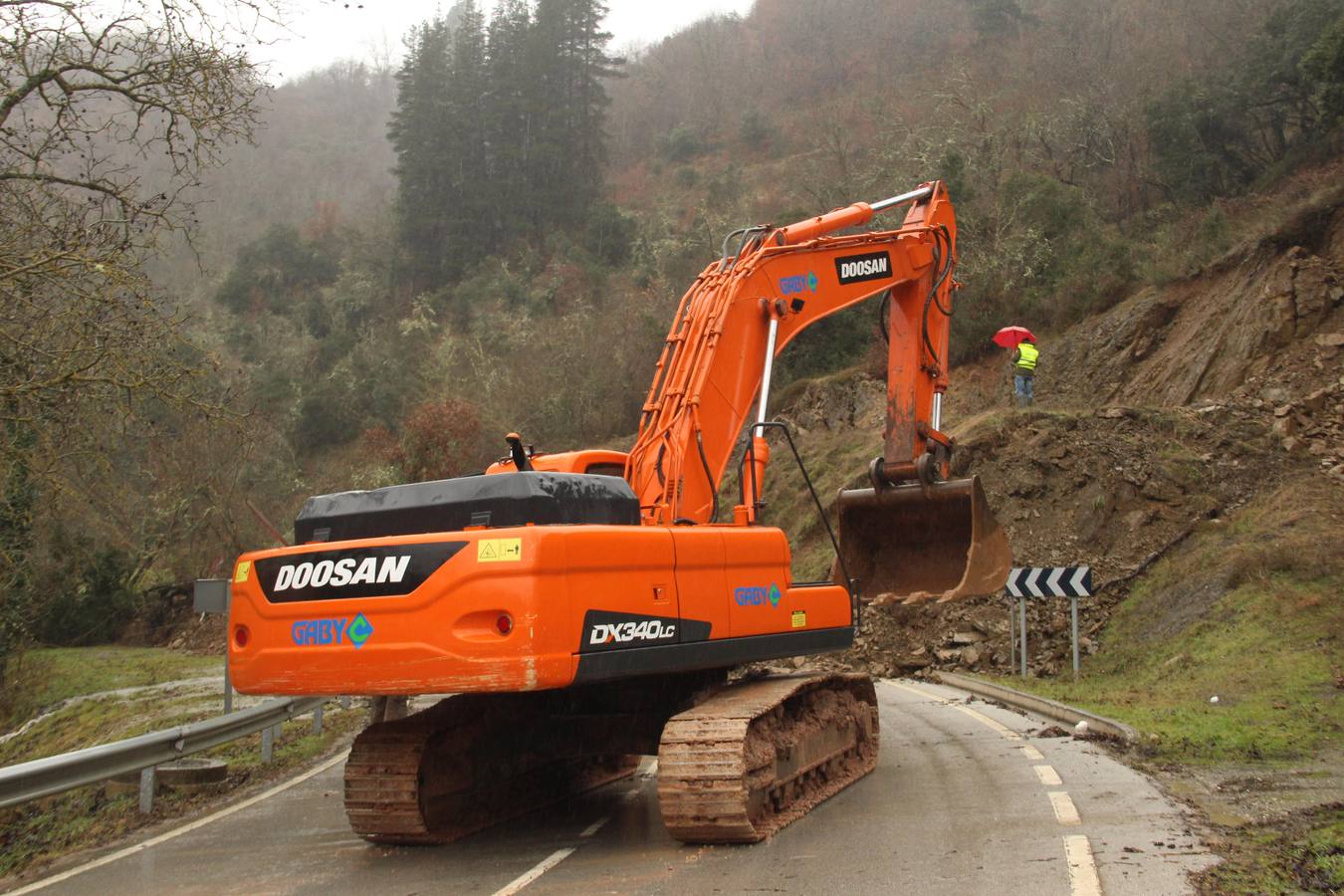 Una docena de pueblos de Camaleño, incomunicados por un argayo en la carretera a Fuente Dé