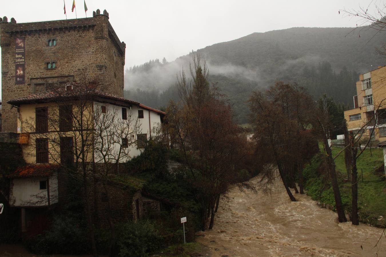 El Deva se une al Quiviesa a su paso por la villa de Potes..