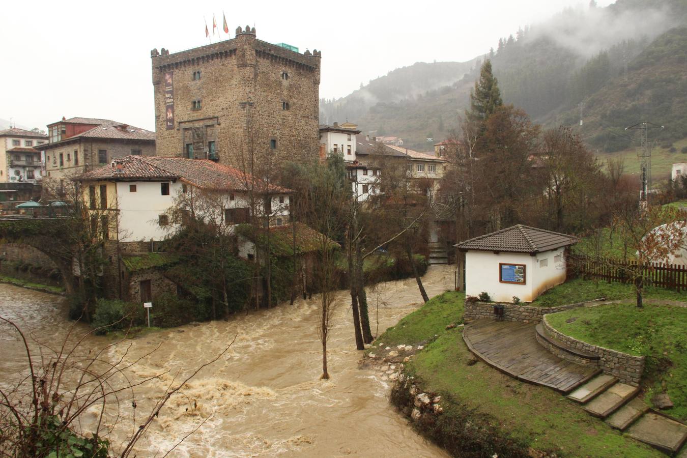 El Deva se une al Quiviesa a su paso por la villa de Potes..