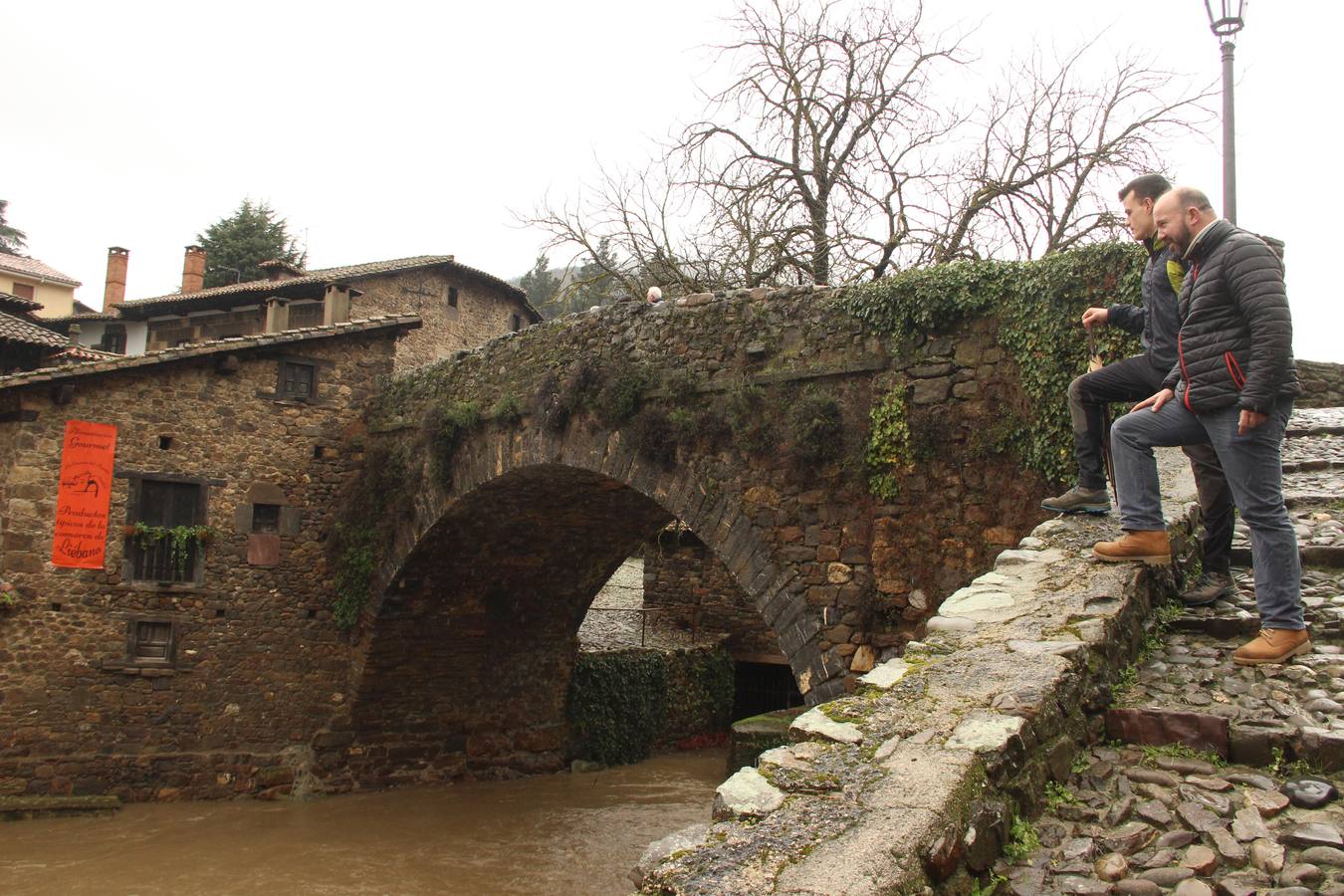 Una docena de pueblos de Camaleño, incomunicados por un argayo en la carretera a Fuente Dé