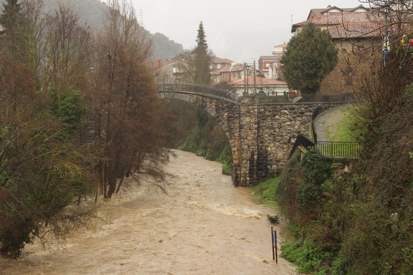 Una docena de pueblos de Camaleño, incomunicados por un argayo en la carretera a Fuente Dé