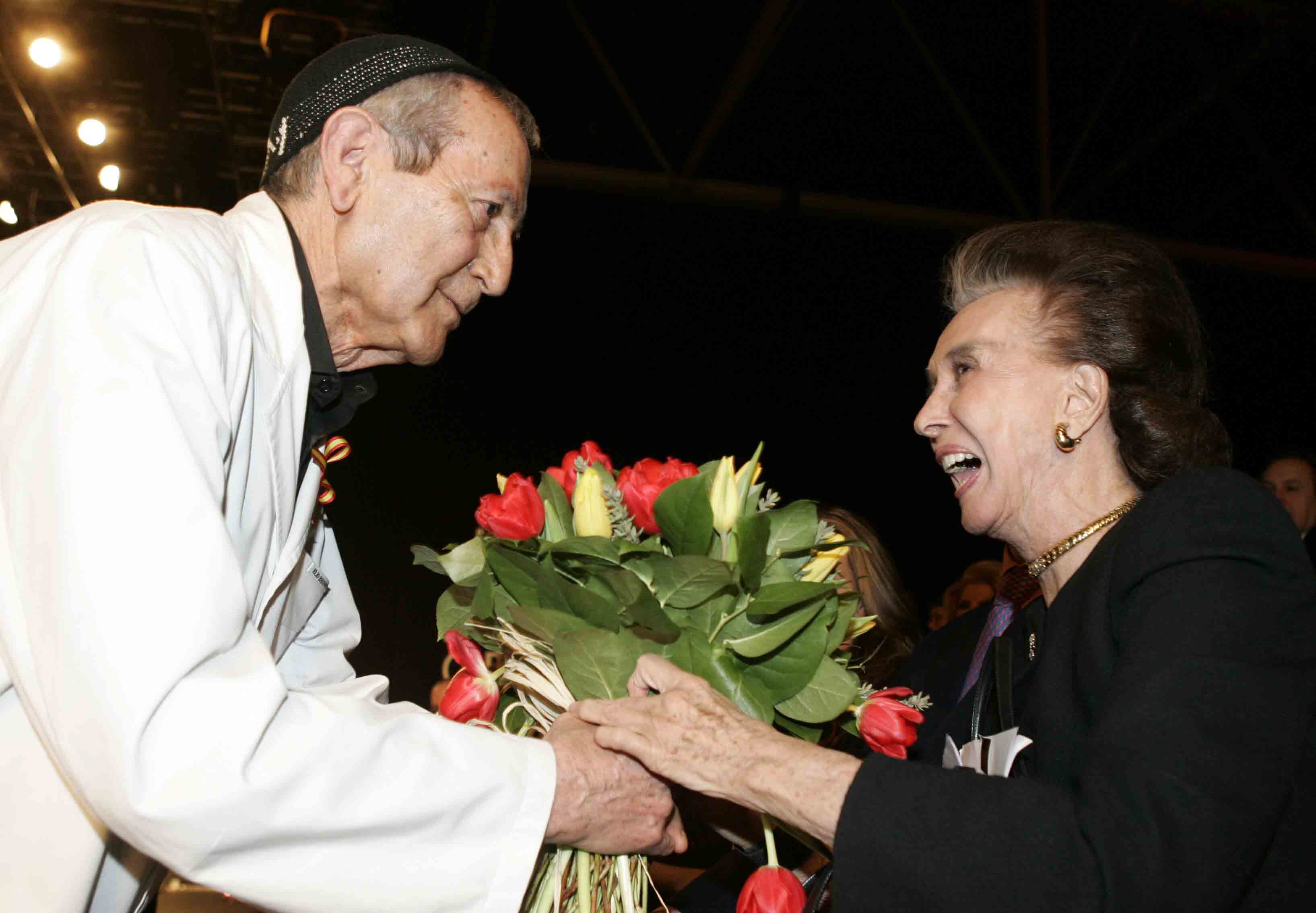 2008 | Elio Berhanyer, entrega un ramo de rosas rojas y amarillas a la condesa de Romanones.