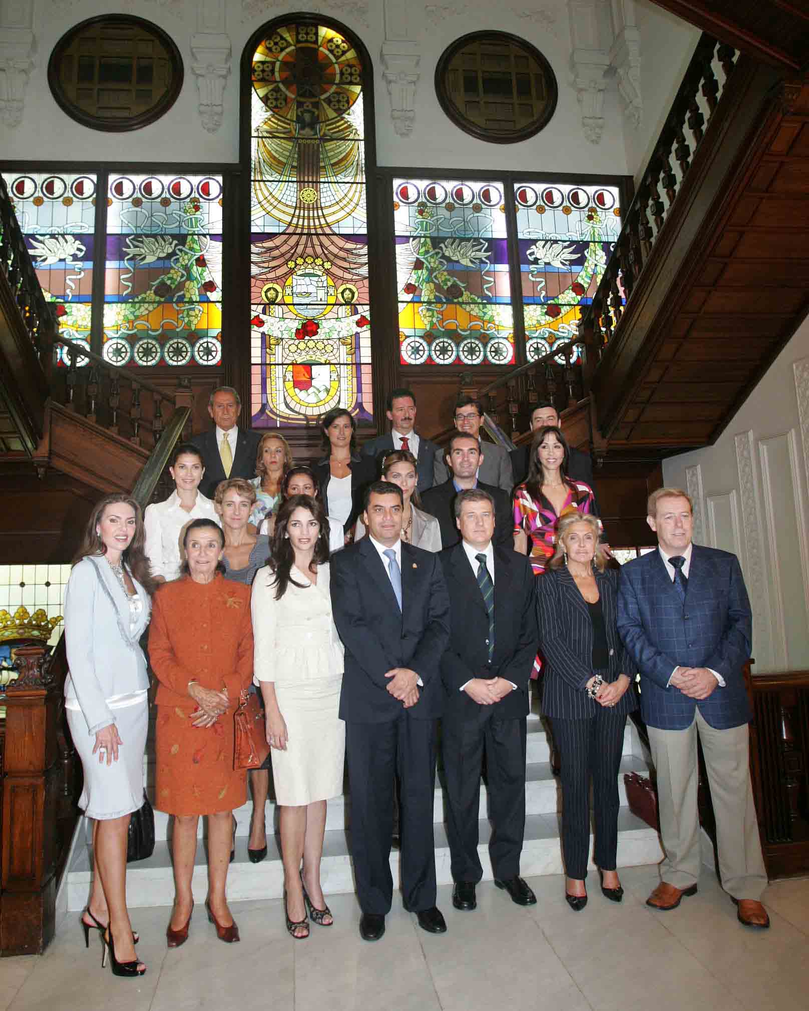 Elio Berhanyer fue invitado a una de las históricas de las Semanas de la Moda celebradas en Santander. En la imagen, entre otros asistentes, Elvin Santos, vicepresidente de Honduras; Beatriz de Orleans, Carla Royo, Charo Montarco, Enrique Matheu, Veruzkha Ramírez, Deborah Davis o Bárbara Palacios.