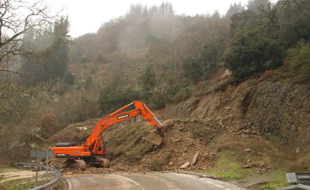 Imagen. La excavadora limpia el argayo que ha caído en los Llanos, en la carretera que une Potes con Fuente Dé.