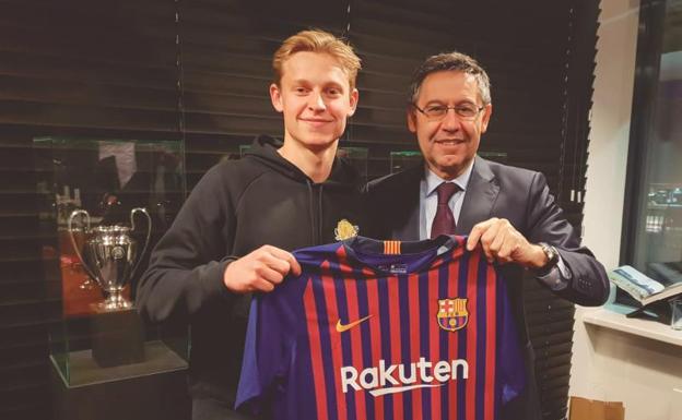 Frenkie De Jong posa junto a Josep Maria Bartomeu tras el anuncio oficial de su fichaje.