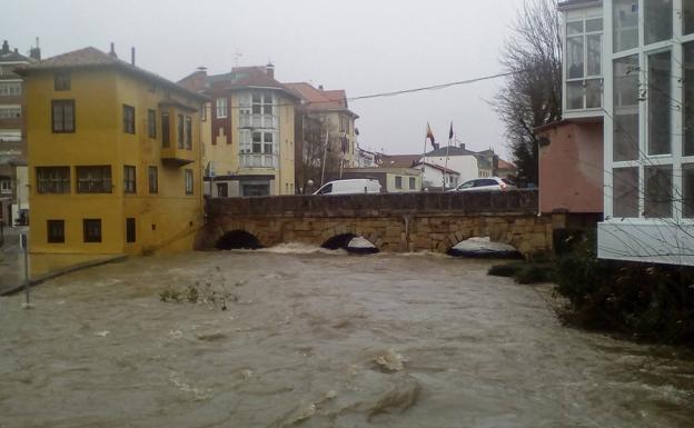 La crecida inunda parte de Reinosa y provoca la evacuación del cuartel de Campoo de Suso