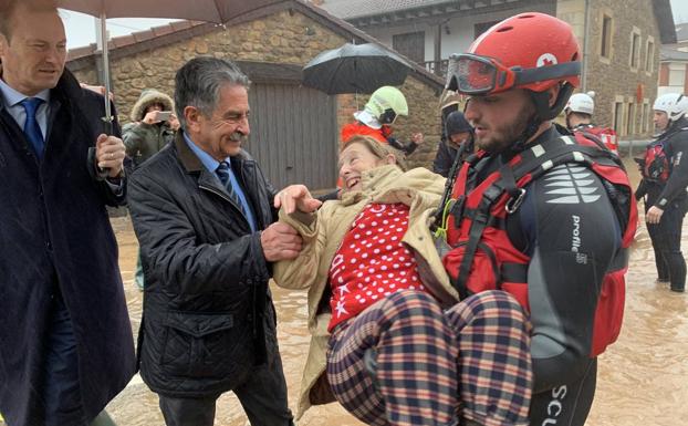 Miguel Ángel Revilla, presente en la evacuación de vecinos de Villanueva de la Peña. 