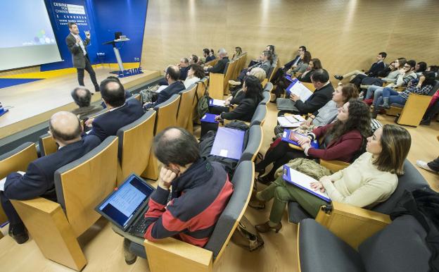 Asistentes al congreso escuchan una de las ponencias del encuentro que finaliza hoy. 