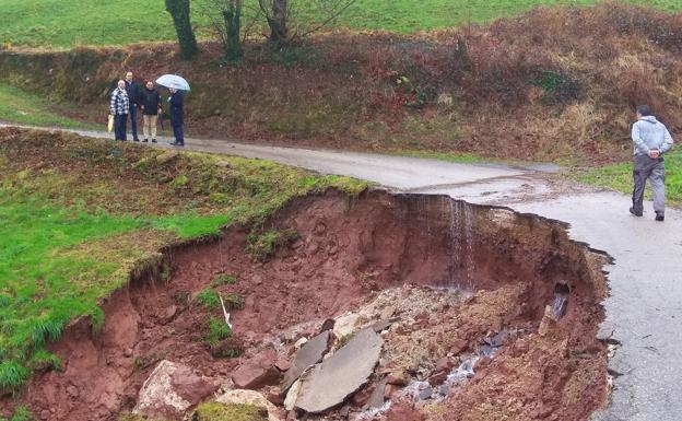 Desprendimiento en La Montaña (Torrelavega), en la carretera que da acceso a la querería.