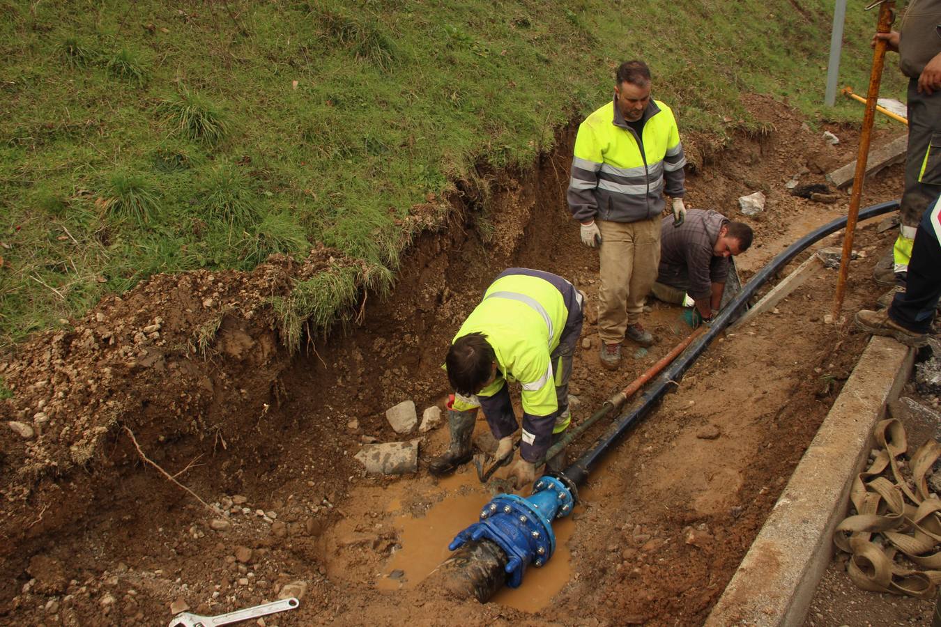 Fotos: Restablecida la circulación y el agua en Liébana tras los trabajos en la zona del argayo