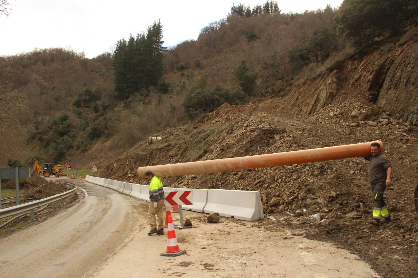 Fotos: Restablecida la circulación y el agua en Liébana tras los trabajos en la zona del argayo