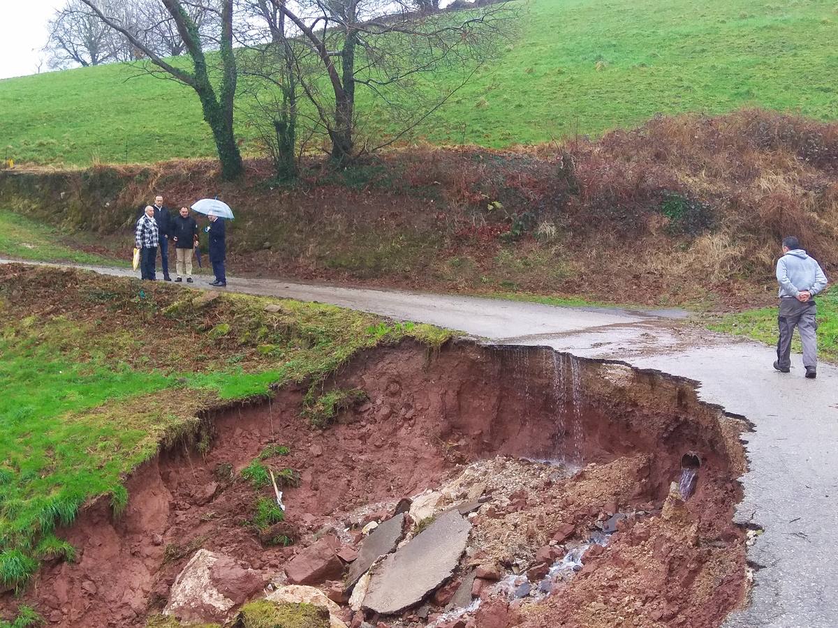 Desprendimiento en La Montaña, en la carretera de acceso a la quesería.