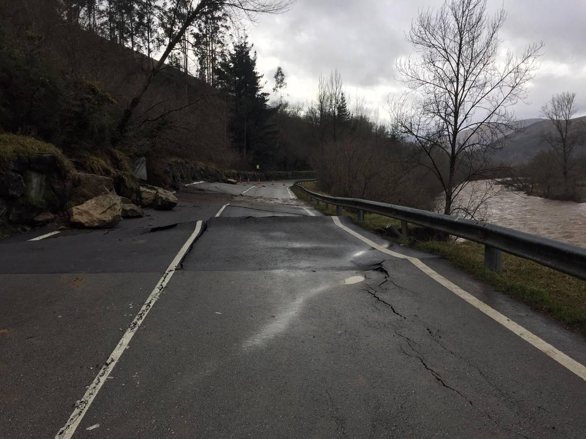 Argayo en Ruente que corta el acceso a Sopeña.