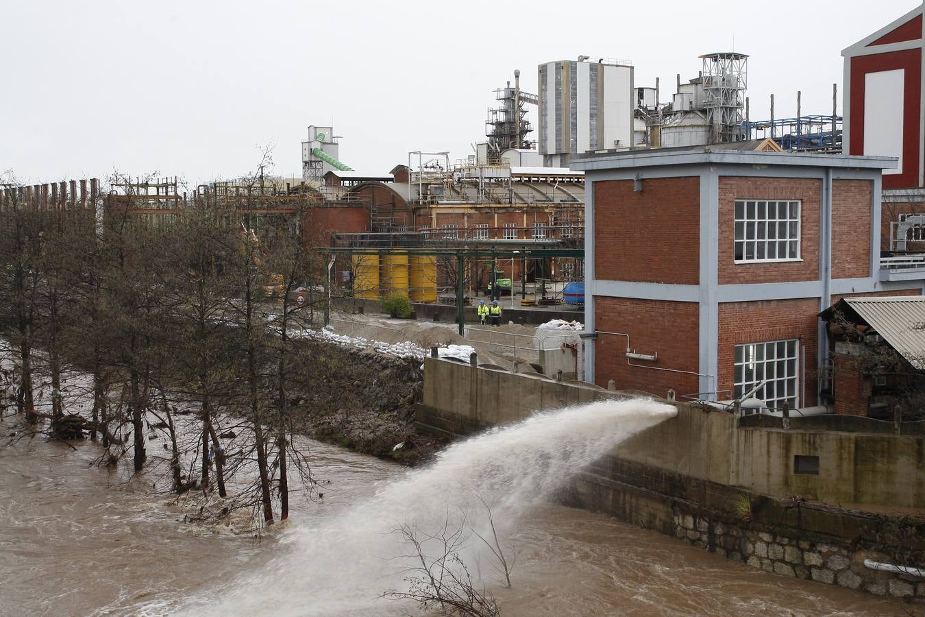 Achique de las aguas que inundaron la fábrica de Solvay.