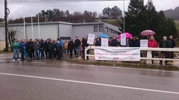 Concentración de trabajadores de Chassis Brakes, ayer en la planta de San Felices de Buelna