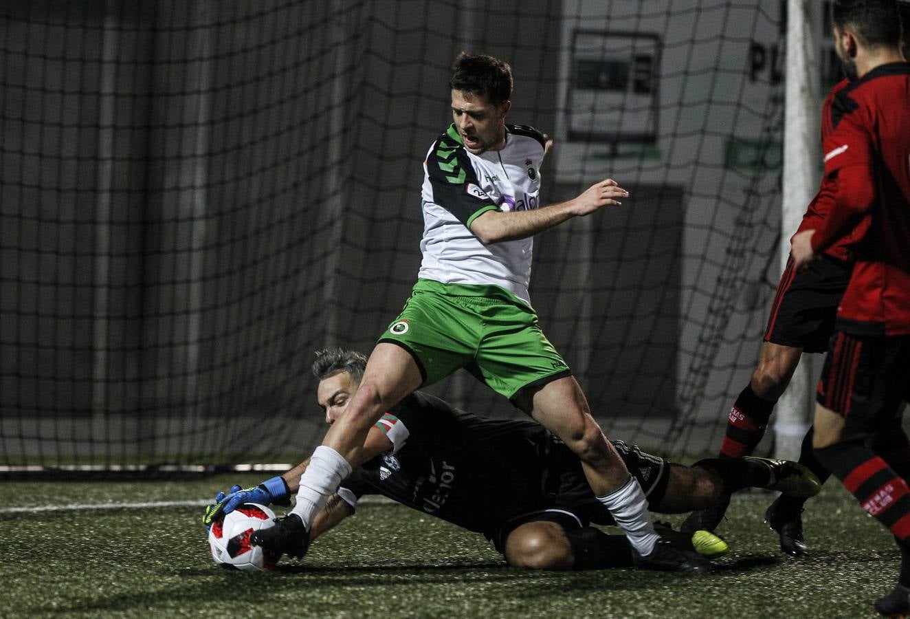 Los verdiblancos se han impuesto por la mínima (0-1) en su visita al Arenas de Getxo gracias a un penalti en el minuto 88.