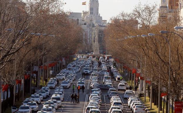 Vista del Paseo de la Castellana por donde los taxistas madrileños trasladan este domingo su centro de operaciones .