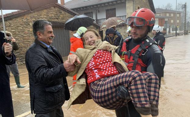 Sánchez escribe a Revilla para interesarse por inundaciones y abrir la puerta a retocar los presupuestos para Cantabria