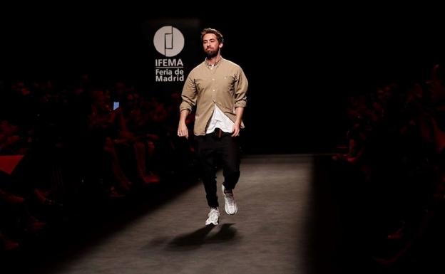 Imagen. El diseñador Juan Vidal al finalizar la presentación de su colección Otoño - Invierno 2019 - 20 en la cuarta jornada de la Mercedes-Benz Fashion Week de Madrid que se celebra estos días en el recinto ferial Ifema de Madrid. 