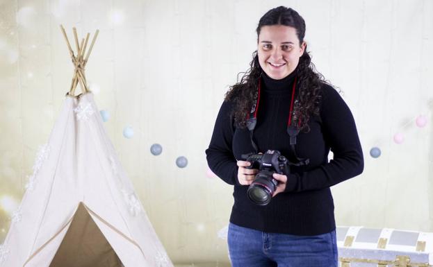 Lucía, en su estudio fotográfico.