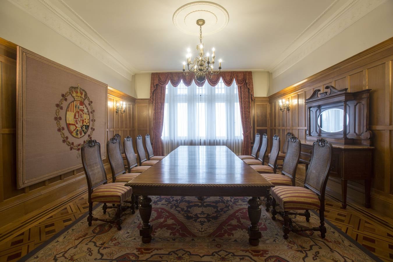 El Comedor de Infantes, con muebles originales del palacio.