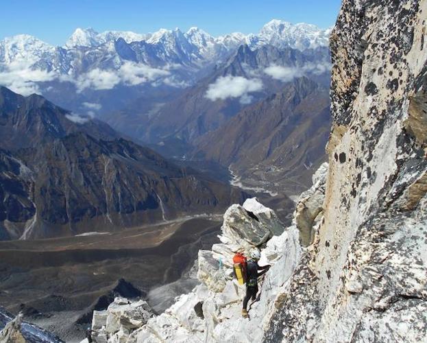 El alpinista en pleno esfuerzo en el Ama Dablam. 