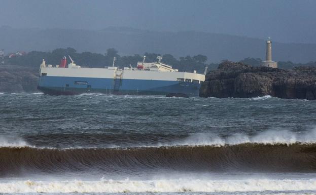 Un carguero intenta entrar a puerto por el abra de El Sardinero.