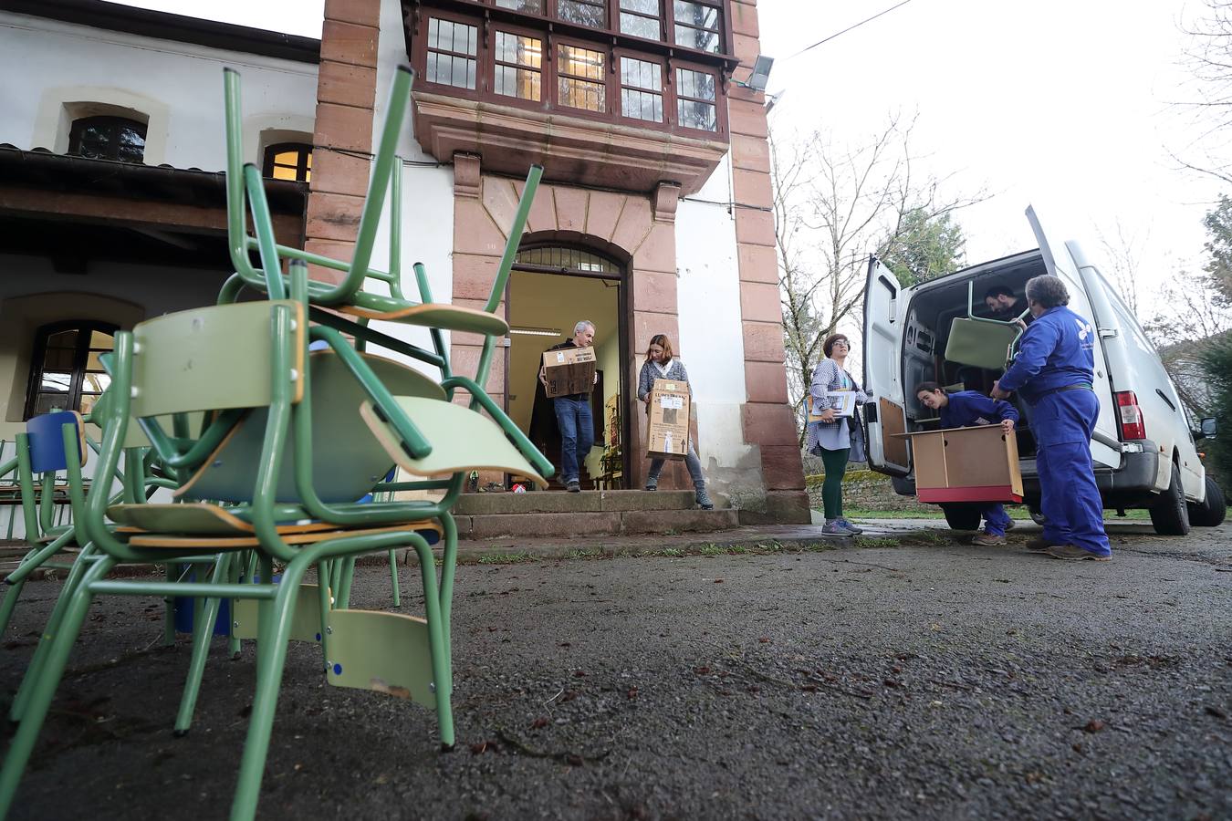 El traslado de parte del material del colegio Manuel Llano, en Terán, a las antiguas escuelas de Ucieda, a donde acudirán los niños que viven en el lado norte del argayo de Ruente.