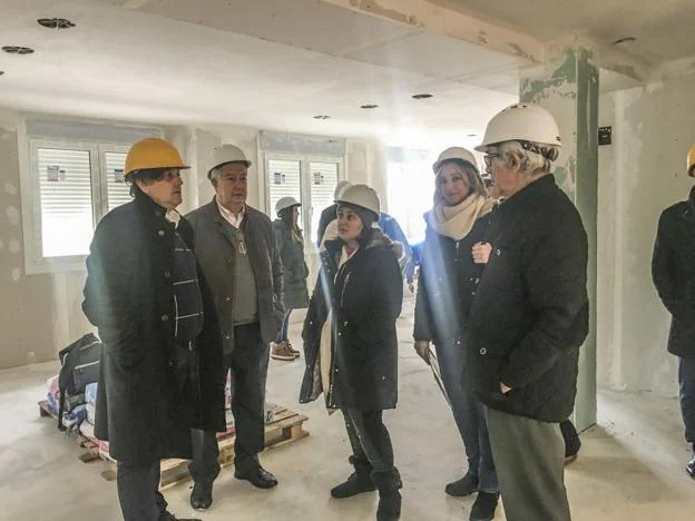 El alcalde, Evaristo Domínguez (segundo por la izquierda), durante la visita a las obras.