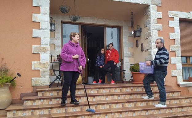 La familia ha vuelto a su casa tras ser desalojados por el argayo en la zona.