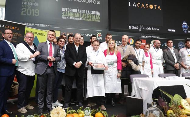 El cocinero cántabro Rubén Abascal en el momento en el que ha recogido el premio de manos de Pedro Subijana (presidente del jurado.