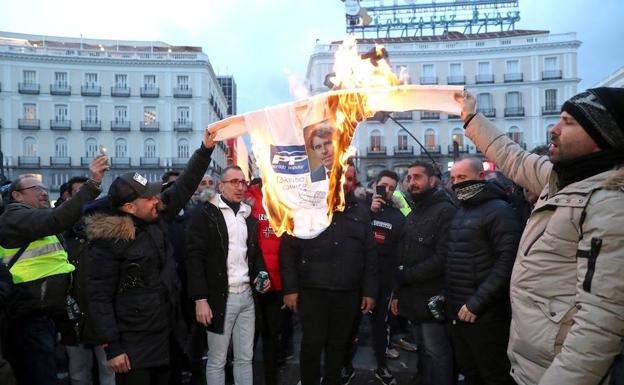 Los taxistas de Madrid ocupan la Gran Vía tras el rechazo de sus exigencias