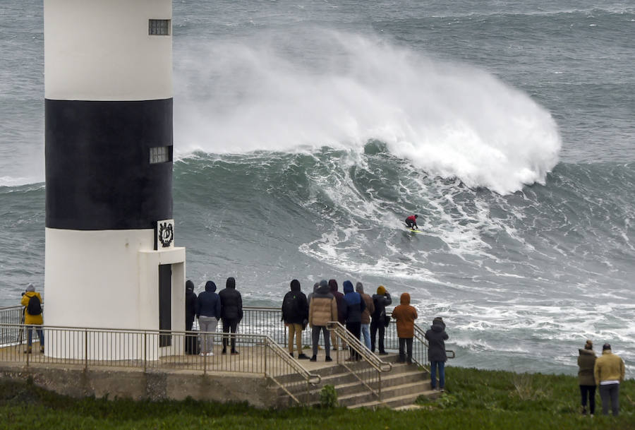 Una veintena de los mejores surfistas de olas grandes del mundo se dieron cita en Ribadeo (Lugo) para cabalgar O Panchorro, la ola de más diez metros que se forma en las inmediaciones de Illa Pancha, en la primera edición del LipChain Illa Pancha Challenge 2019. El espectáculo congregó a numeroso público y suscitó una gran expectación internacional al retransmitirse en directo por internet durante siete horas. La victoria de este campeonato fue para los surfistas brasileños 'Chumbo' y Cosenza.