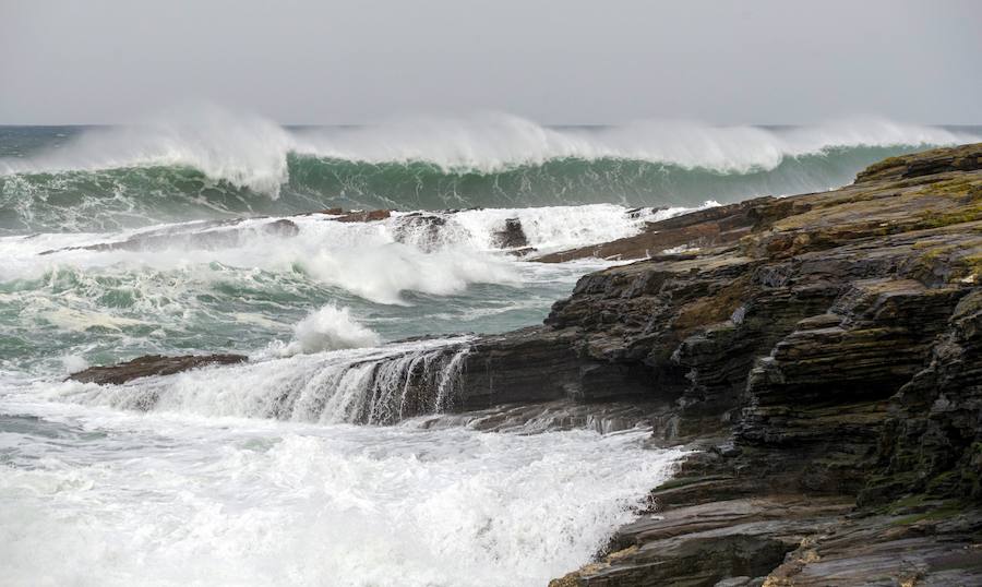 Una veintena de los mejores surfistas de olas grandes del mundo se dieron cita en Ribadeo (Lugo) para cabalgar O Panchorro, la ola de más diez metros que se forma en las inmediaciones de Illa Pancha, en la primera edición del LipChain Illa Pancha Challenge 2019. El espectáculo congregó a numeroso público y suscitó una gran expectación internacional al retransmitirse en directo por internet durante siete horas. La victoria de este campeonato fue para los surfistas brasileños 'Chumbo' y Cosenza.