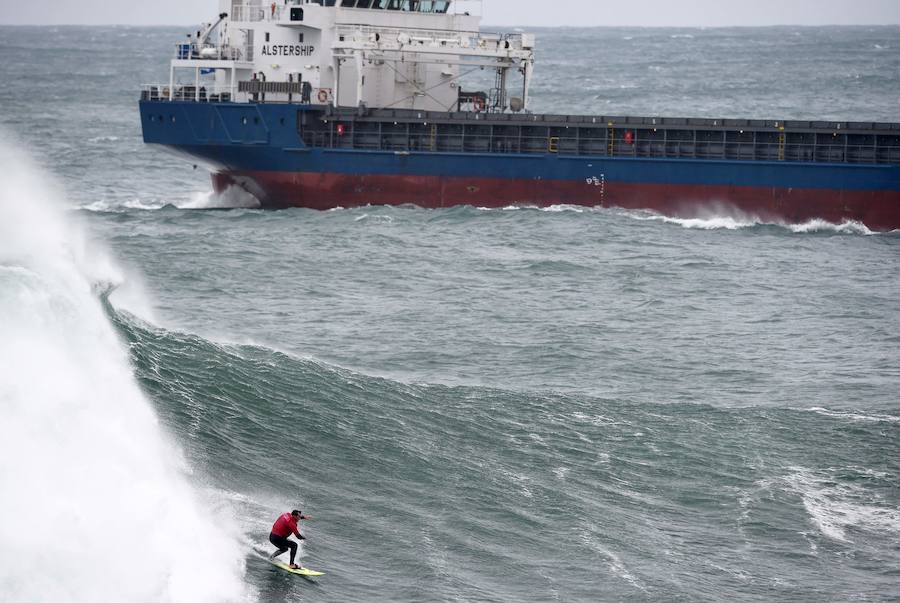 Una veintena de los mejores surfistas de olas grandes del mundo se dieron cita en Ribadeo (Lugo) para cabalgar O Panchorro, la ola de más diez metros que se forma en las inmediaciones de Illa Pancha, en la primera edición del LipChain Illa Pancha Challenge 2019. El espectáculo congregó a numeroso público y suscitó una gran expectación internacional al retransmitirse en directo por internet durante siete horas. La victoria de este campeonato fue para los surfistas brasileños 'Chumbo' y Cosenza.