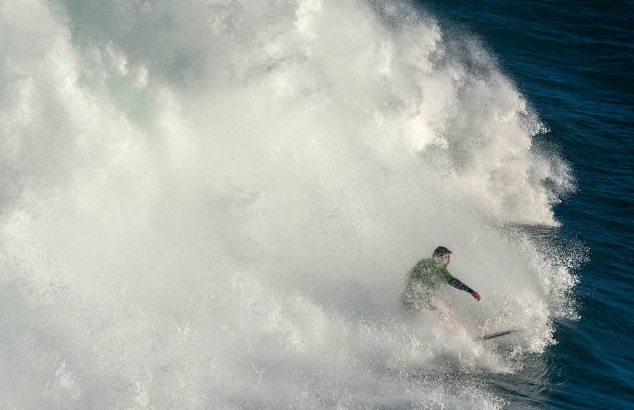 Una veintena de los mejores surfistas de olas grandes del mundo se dieron cita en Ribadeo (Lugo) para cabalgar O Panchorro, la ola de más diez metros que se forma en las inmediaciones de Illa Pancha, en la primera edición del LipChain Illa Pancha Challenge 2019. El espectáculo congregó a numeroso público y suscitó una gran expectación internacional al retransmitirse en directo por internet durante siete horas. La victoria de este campeonato fue para los surfistas brasileños 'Chumbo' y Cosenza.