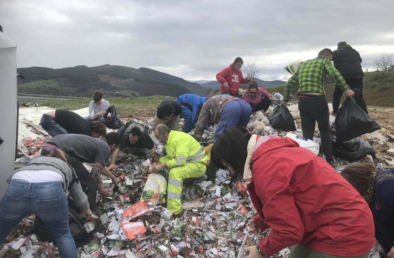 Fotos: Se llevan la comida para perros que se cayó del camión volcado en Zurita