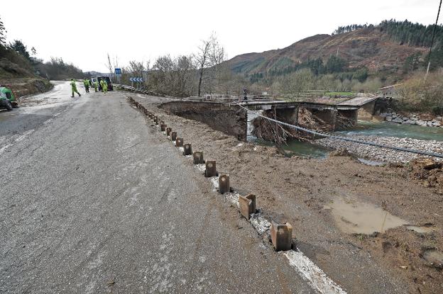 Operarios de Obras Públicas trabajan en la zona del argayo de Ruente. Ayer se hicieron labores de estabilización de la vía.