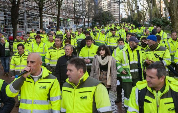 Los trabajadores de Parques y Jardines se concentraron ayer en la Alameda de Oviedo en defensa de sus empleos.