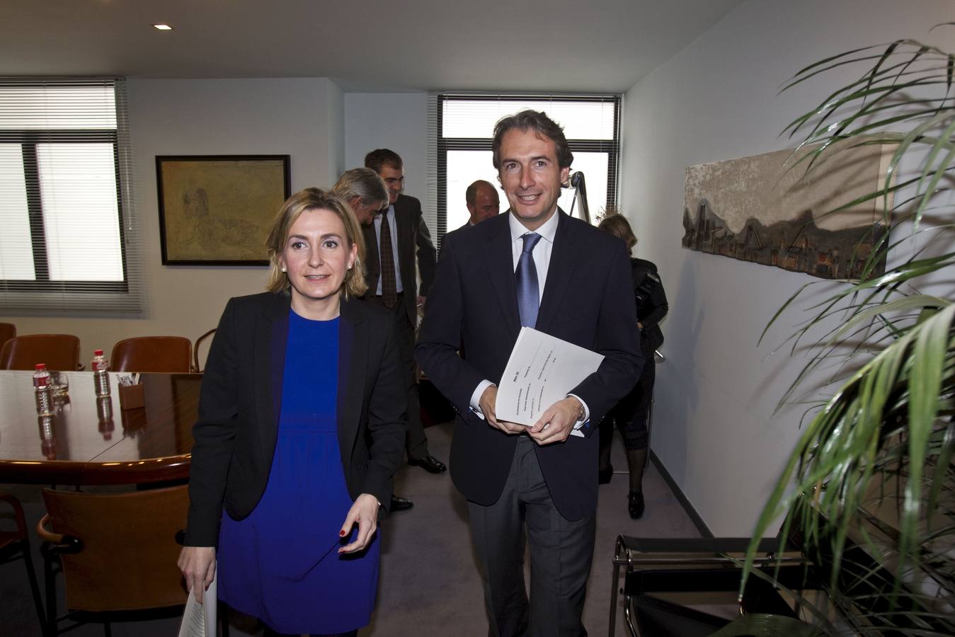 El alcalde de Santander, Iñigo de la Serna y la presidenta de la CEOE Cepyme, en la sede de los empresarios en 2012, donde De la Serna presentó su plan de estímulo económico.