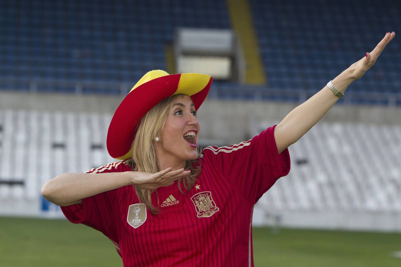 Gema Díaz Real apoyando a la selección española de fútbol en el Mundial de Brasil.