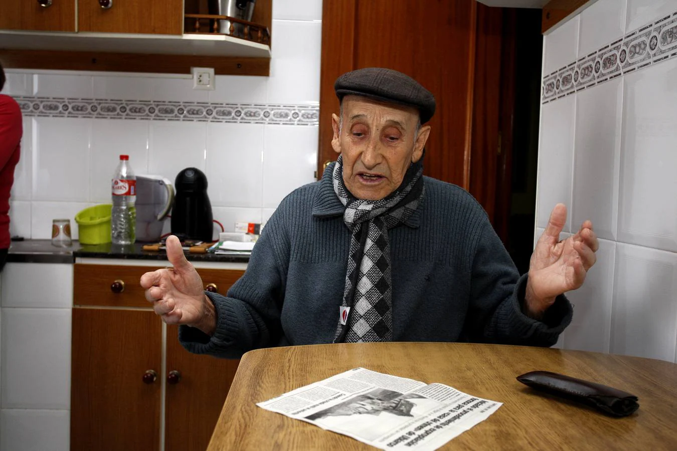 Adriano Fernández es un vecino de Ubiarco de 89 años que recuerda bien a Josefa y a Adolfo, autora y víctima del crimen perpetrado en 1953 en una casa que, hasta que fue demolida en 2006, se erigía frente a la playa de Santa Justa.