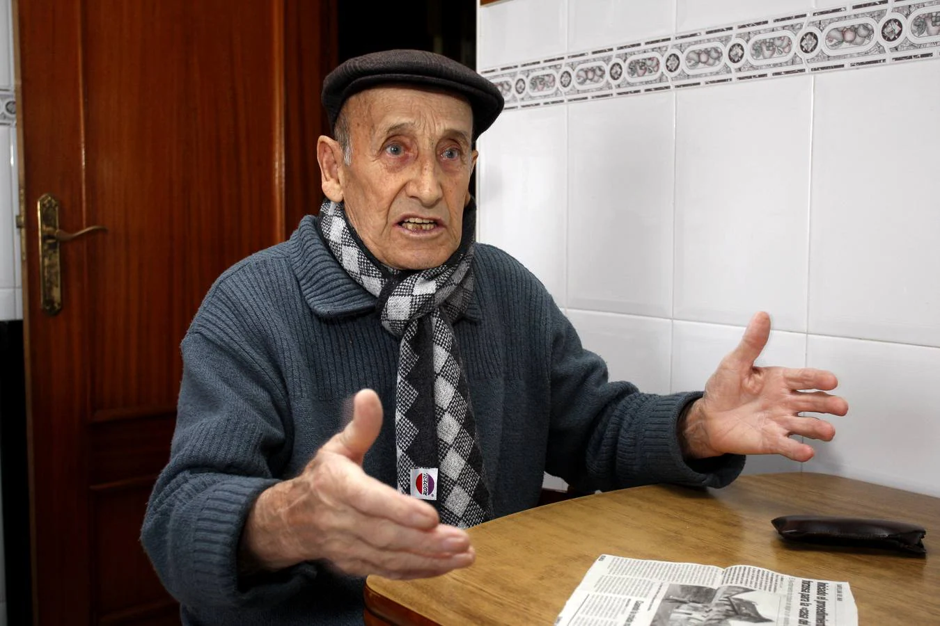 Adriano Fernández es un vecino de Ubiarco de 89 años que recuerda bien a Josefa y a Adolfo, autora y víctima del crimen perpetrado en 1953 en una casa que, hasta que fue demolida en 2006, se erigía frente a la playa de Santa Justa.