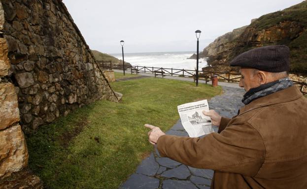 Imagen. Adriano Fernández señala uno de los muros de la 'casa del crimen', lo único que queda de aquel inmueble de la playa de Santa Justa, y recorre el enclave en el que todo ocurrió.