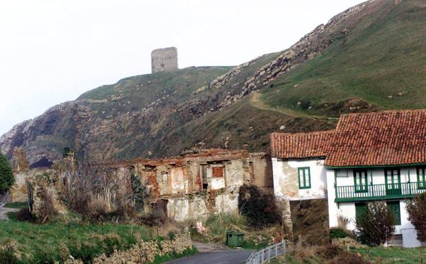 La casa, ya en muy mal estado, al lado de las ruinas de la fonda de Ubiarco.