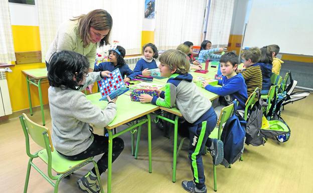 Carmen Parada da clase de inglés a los niños de cuarto de Primaria en Ucieda. 